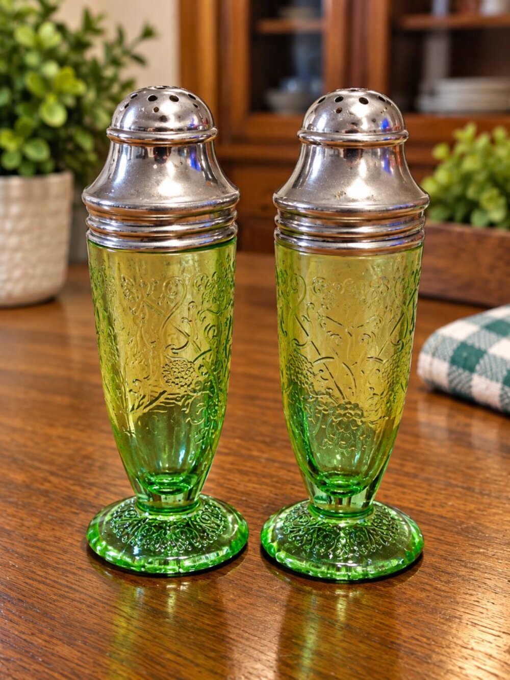 Vintage Hazel Atlas Uranium Glass Salt & Pepper Shakers Florentine No. 2 pattern